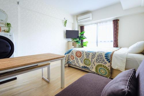 Posezení v ubytování MIYAVI#303 3min walk Narimasu Station, 4 people, wide queen bed & sofa, Tokyo's largest Don Quijote