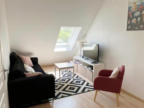 un soggiorno con 2 sedie e una TV di Le Galion Beach a Le Croisic