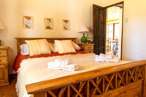 にあるQuinta San José- Casa de Campo- 1892のタオルが敷かれた大きなベッドのある寝室