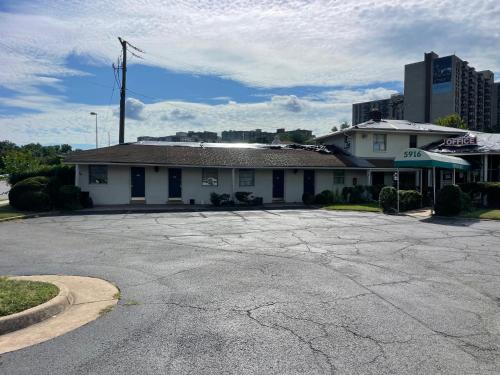 an empty parking lot in front of a building at Travelers Motel in Alexandria
