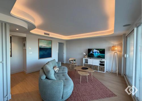 un salon avec un canapé et une table dans l'établissement Appartement Design contemporain vue sur Orléans, à Orléans