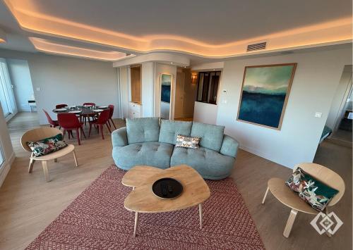 un salon avec un canapé bleu et une table dans l'établissement Appartement Design contemporain vue sur Orléans, à Orléans