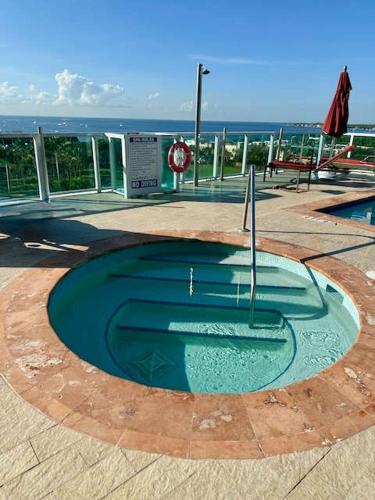 Kolam renang di atau dekat dengan Ocean View Balcony steps from Restaurants, Peacock Park & Marina