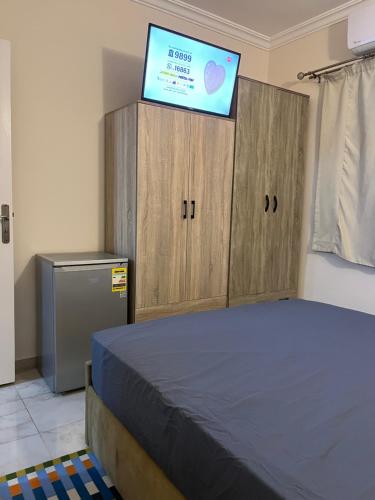 Ένα ή περισσότερα κρεβάτια σε δωμάτιο στο كمبوند حدائق بدر