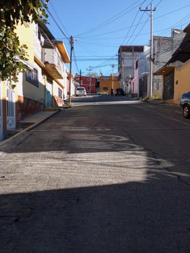 an empty street in a small town with buildings at Casa 18 de Marzo, Tulancingo in Tulancingo