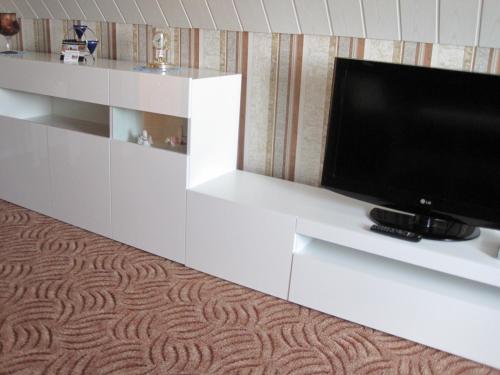 a flat screen tv sitting on a white entertainment center at Ferienwohnung Zawalla in Kamminke