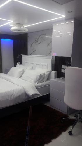 Ένα ή περισσότερα κρεβάτια σε δωμάτιο στο Chinedu Apartment