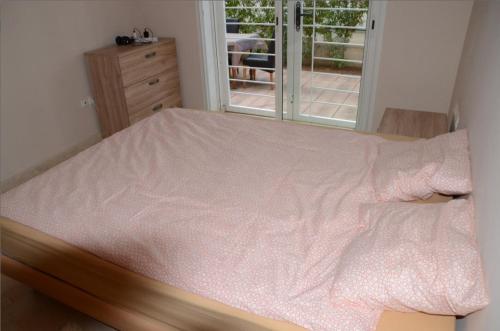 a bedroom with a bed with a pink blanket at Apartment with large terrace and pool in Fès