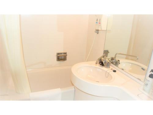 Un baño con lavabo, inodoro y bañera. en Smile Hotel Kumagaya - Vacation STAY 89993v, en Kumagaya