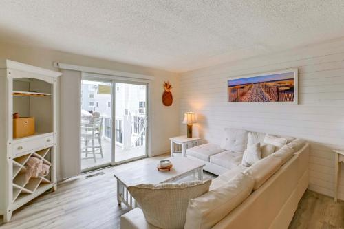 Χώρος καθιστικού στο Steps to Rehoboth Bay Marina! Condo with Pool Access