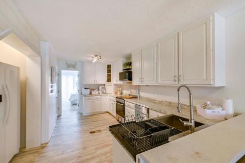 Η κουζίνα ή μικρή κουζίνα στο Steps to Rehoboth Bay Marina! Condo with Pool Access
