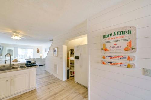 Η κουζίνα ή μικρή κουζίνα στο Steps to Rehoboth Bay Marina! Condo with Pool Access