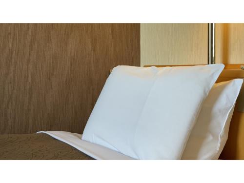 静岡市にあるSmile Hotel Shizuoka - Vacation STAY 77016vのベッド1台(上に白い枕2つ付)