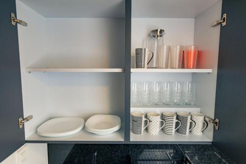 グアダラハラにあるHospedaje cerca Auditorio Telmex con A/Cの皿入り食器棚