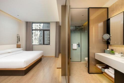 Postel nebo postele na pokoji v ubytování Fairfield by Marriott Shanghai Hongqiao