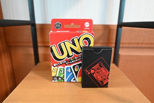 a table with a box of uno and a cell phone at Japanese Light - Vacation STAY 00130v 