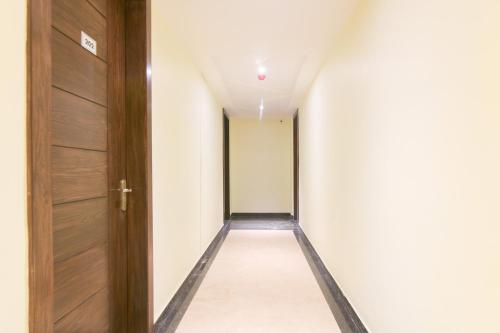 an empty corridor with a door and a hallway at Super Collection O Starlight in Kānpur