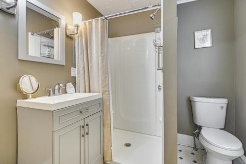 ein Badezimmer mit Toilette, Waschbecken und Dusche in der Unterkunft Home with Private Hot Tub Less Than 1 Mi to Auburn Riverwalk in Auburn