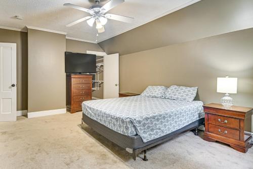 ein Schlafzimmer mit einem Bett und einem Flachbildfernseher in der Unterkunft Home with Private Hot Tub Less Than 1 Mi to Auburn Riverwalk in Auburn