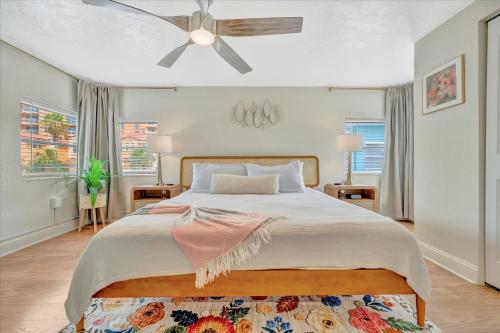 Ένα ή περισσότερα κρεβάτια σε δωμάτιο στο Watch the dolphins Waterview 2-bed Heated pool