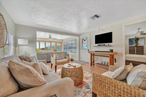 TV/trung tâm giải trí tại Watch the dolphins Waterview 2-bed Heated pool