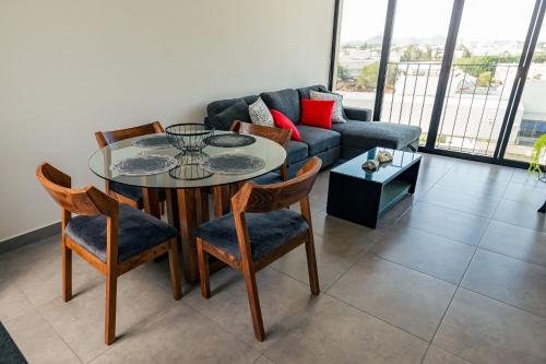 グアダラハラにあるHospedaje cerca Auditorio Telmex con A/Cのテーブルとソファのあるリビングルーム