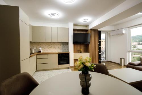 Dapur atau dapur kecil di New Ultra-Modern 2BR Apartment