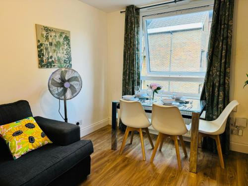 a living room with a table and a couch at Two Bedroom Flat for Six Guests in London