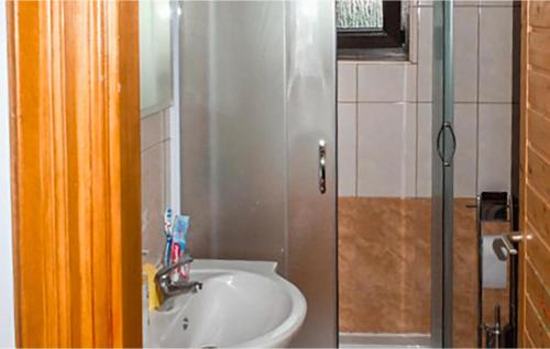 Bilik mandi di Cozy Home In Kuterevo With Wifi