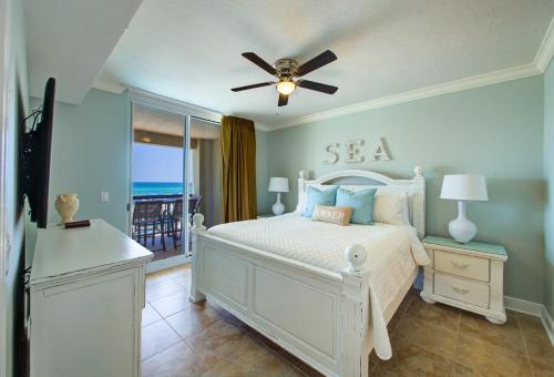 En eller flere senge i et værelse på Azure 212 - Oceanfront Luxury Beach Condo