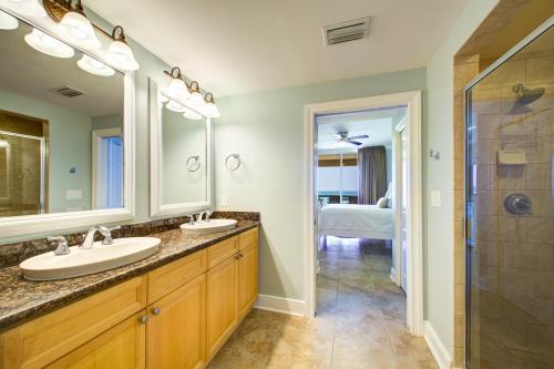 Et badeværelse på Azure 212 - Oceanfront Luxury Beach Condo