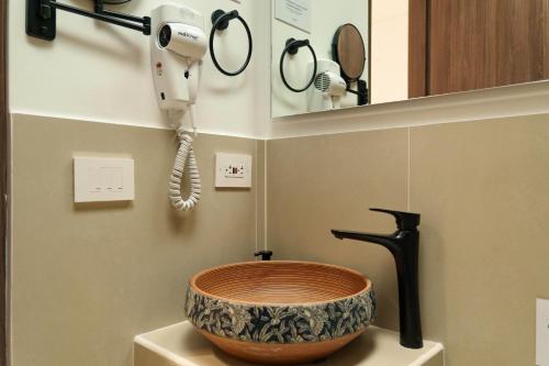 a bathroom with a bowl sink on top of a toilet at Hotel CASA TAMA in Salento