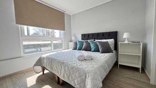 ein Schlafzimmer mit einem Bett mit zwei Handtüchern darauf in der Unterkunft Movistar Arena, Parq OHiggins Estacionamiento Gratis in Santiago