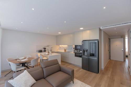 un soggiorno e una cucina con un divano e un tavolo di The View at the Downtown 5 a Faro