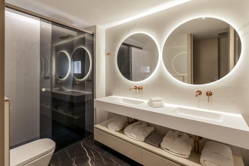un bagno con due lavandini e due specchi di The View at the Downtown 5 a Faro