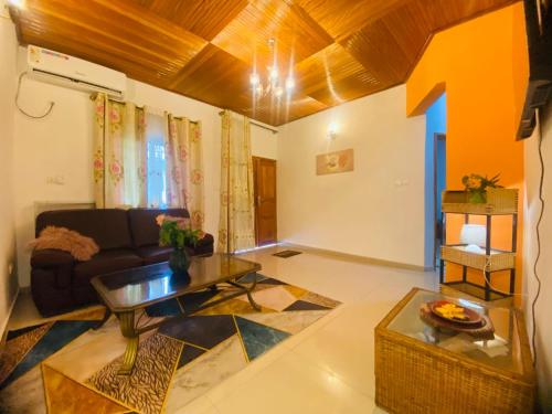 ein Wohnzimmer mit Couch und Tisch in der Unterkunft Résidence N in Kribi