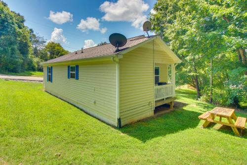 Taman di luar Walk to Main St Inviting Byrdstown Home with Yard!