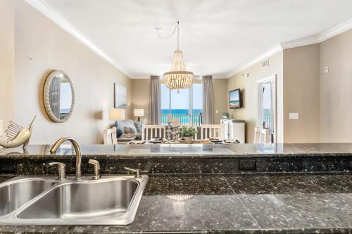 eine Küche mit Spüle und ein Wohnzimmer in der Unterkunft Azure 305 - Beachfront Luxury Retreat in Fort Walton Beach