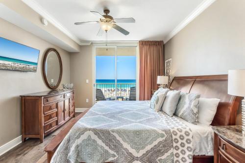 ein Schlafzimmer mit einem Bett und Meerblick in der Unterkunft Azure 305 - Beachfront Luxury Retreat in Fort Walton Beach