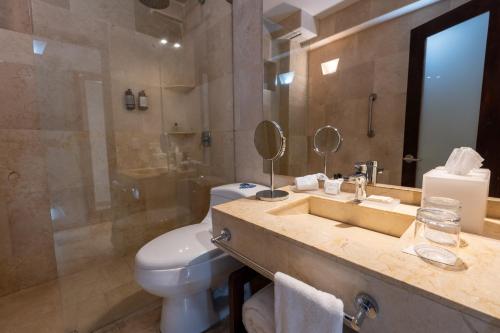 Koupelna v ubytování GHL Collection Armería Real Hotel