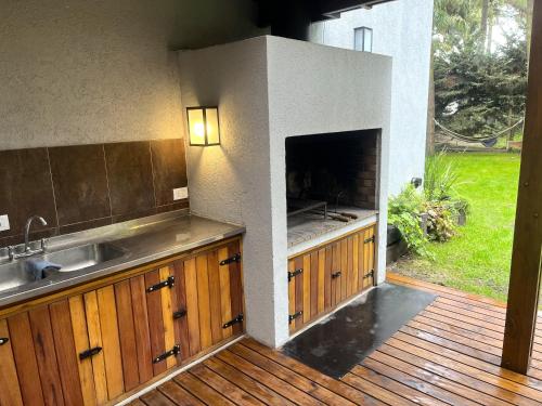 Η κουζίνα ή μικρή κουζίνα στο Casa De Los Titanes, ideal para familias - Ayres del Bosque Alojamientos