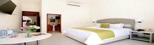 Ένα ή περισσότερα κρεβάτια σε δωμάτιο στο Hotel Misión Campeche