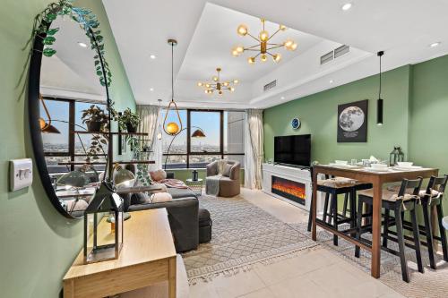Modern Apt just Steps to Metro & Lake with Pool andParking