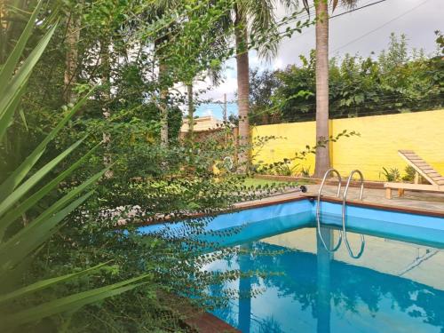 einen Pool in einem Garten mit Bäumen in der Unterkunft La luna in San Pedro