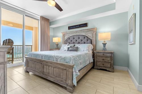 ein Schlafzimmer mit Bett und Balkon in der Unterkunft Azure 501 - Beachfront Luxury & Stunning Ocean Views! in Fort Walton Beach