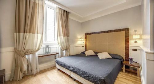 a bedroom with a bed and a window at 939 Hotel in Rome