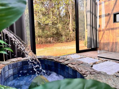 a pool in a house with a water fountain at Recanto da Natureza in Brotas