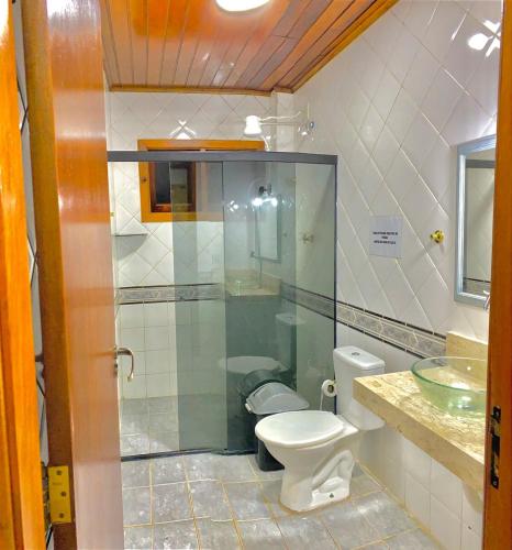 a bathroom with a toilet and a sink at Casarão do Coronel - Descanso e lazer em Maresias na Praia do Saco in Maresias