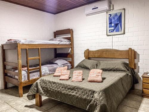 a bedroom with two bunk beds with towels on it at Casarão do Coronel - Descanso e lazer em Maresias na Praia do Saco in Maresias