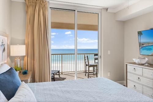 En eller flere senge i et værelse på Azure 502 - Oceanfront Luxury - Unbeatable Views